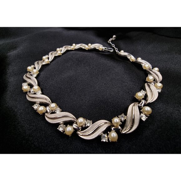 Rare Find Vintage 1950s TRIFARI Signed Necklace & Bracelet Set With Pearls & Rhi - Picture 5 of 6